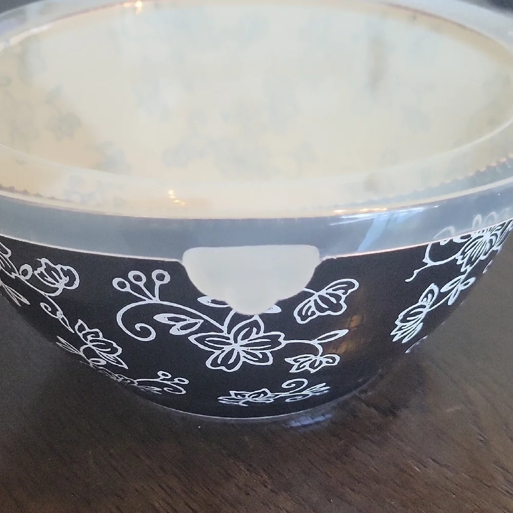 Temp-Tations by Tara | Black and White Floral Lace 1.5 Qt Bowl With Lid